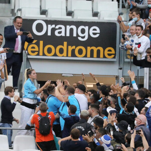 Sophie Tapie avec les supporters de l'OM - Cérémonie d'hommage à Bernard Tapie au stade Vélodrome à Marseille, France, le 7 octobre 2021. Bernard Tapie, est décédé le 3 octobre 2021 à l'âge de 78 ans, après un combat de quatre ans avec cancer. © Jacovides-Santini/Bestimage 