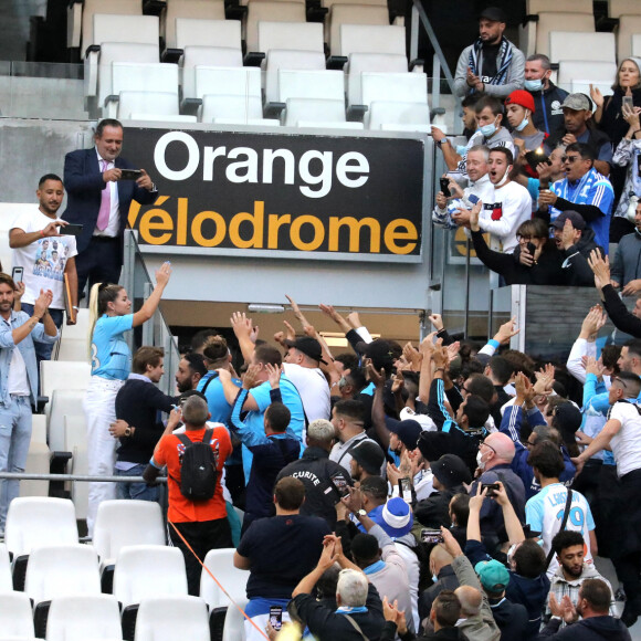 Sophie Tapie avec les supporters de l'OM - Cérémonie d'hommage à Bernard Tapie au stade Vélodrome à Marseille, France, le 7 octobre 2021. Bernard Tapie, est décédé le 3 octobre 2021 à l'âge de 78 ans, après un combat de quatre ans avec cancer. © Jacovides-Santini/Bestimage 