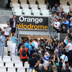 Sophie Tapie avec les supporters de l'OM - Cérémonie d'hommage à Bernard Tapie au stade Vélodrome à Marseille, France, le 7 octobre 2021. Bernard Tapie, est décédé le 3 octobre 2021 à l'âge de 78 ans, après un combat de quatre ans avec cancer. © Jacovides-Santini/Bestimage 