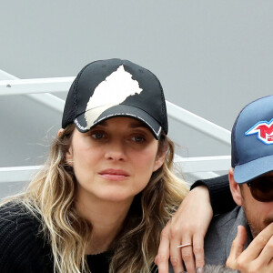 Marion Cotillard et son compagnon Guillaume Canet - People dans les tribunes lors de la finale messieurs des internationaux de France de tennis de Roland Garros 2019 à Paris le 9 juin 2019. © Jacovides-Moreau/Bestimage 