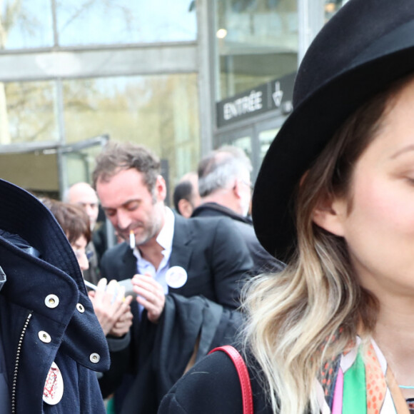 Marion Cotillard et son compagnon Guillaume Canet à la sortie de l'hommage à Agnès Varda dans la Cinémathèque française avant ses obsèques au cimetière du Montparnasse à Paris, France, le 2 avril 2019. 