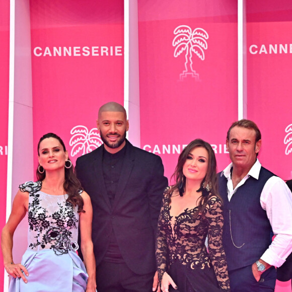 Carole Dechantre, Xavier Delarue, Elsa Esnoult, Tom Schacht, Cathy Andrieu et Philippe Vasseur - Soirée d'ouverture du 4 ème Canneseries au Palais des Festivals à Cannes, le 8 octobre 2021. © Bruno Bebert / Bestimage 
