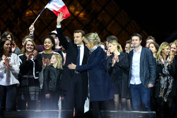 Emmanuel Macron avec sa femme Brigitte Macron - Le président-élu, Emmanuel Macron, prononce son discours devant la pyramide au musée du Louvre à Paris, après sa victoire lors du deuxième tour de l'élection présidentielle