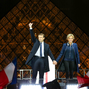 Emmanuel Macron avec sa femme Brigitte Macron après sa victoire lors du deuxième tour de l'élection présidentielle