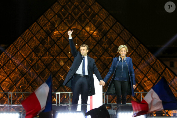 Emmanuel Macron avec sa femme Brigitte Macron après sa victoire lors du deuxième tour de l'élection présidentielle