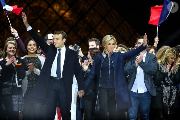 Emmanuel Macron avec sa femme Brigitte Macron au musée du Louvre à Paris, après sa victoire lors du deuxième tour de l'élection présidentielle le 7 mai 2017.