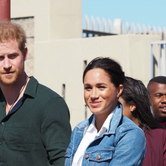 Le prince Harry, duc de Sussex, et Meghan Markle, duchesse de Sussex rencontrent les membres de "Waves for Change" un organisme de bienfaisance qui travaille avec les surfeurs locaux sur la plage de Monwabisi au Cap lors de leur 2ème journée en Afrique du Sud, le 24 septembre 2019.