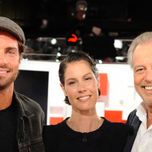 Exclusif - Michel Leeb avec ses enfants Tom et Fanny Leeb lors de l'enregistrement de l'émission Vivement Dimanche présentée par Michel Drucker au studio Gabriel à Paris le 2 juin 2020. L'émission sera diffusée le 28 juin 2020 sur France 2. © Guillaume Gaffiot / Bestimage 