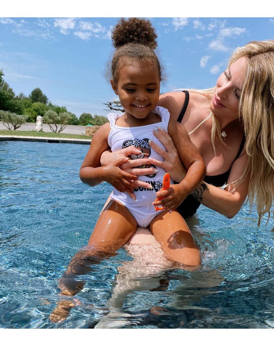 Emilie Fiorelli de nouveau en couple avec M'Baye Niang, elle officialise leur réconciliation sur Instagram.