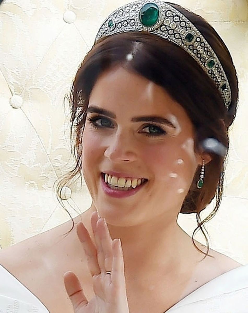 La princesse Eugenie et son mari Jack Brooksbank partent en calèche après leur cérémonie de mariage au château de Windsor le 12 octobre 2018.