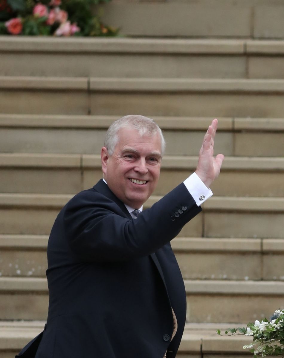 La princesse Eugenie d'York (robe Peter Pilotto) et le prince Andrew, duc d'York - Les invités arrivent à la chapelle St. George pour le mariage de la princesse Eugenie d'York et Jack Brooksbank au château de Windsor, Royaume Uni, le 12 octobre 2018.