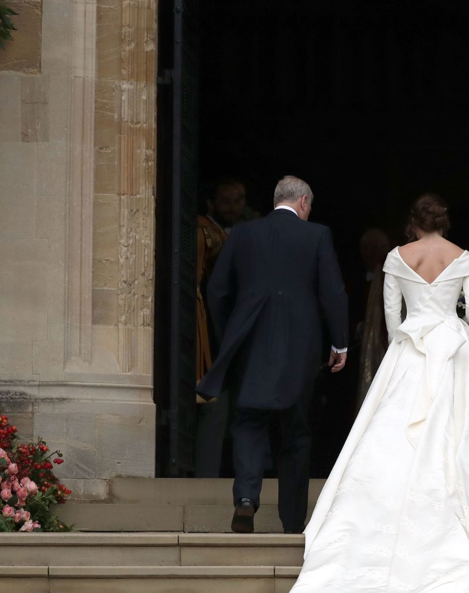 La princesse Eugenie d'York (robe Peter Pilotto) et le prince Andrew, duc d'York - Les invités arrivent à la chapelle St. George pour le mariage de la princesse Eugenie d'York et Jack Brooksbank au château de Windsor, Royaume Uni, le 12 octobre 2018.