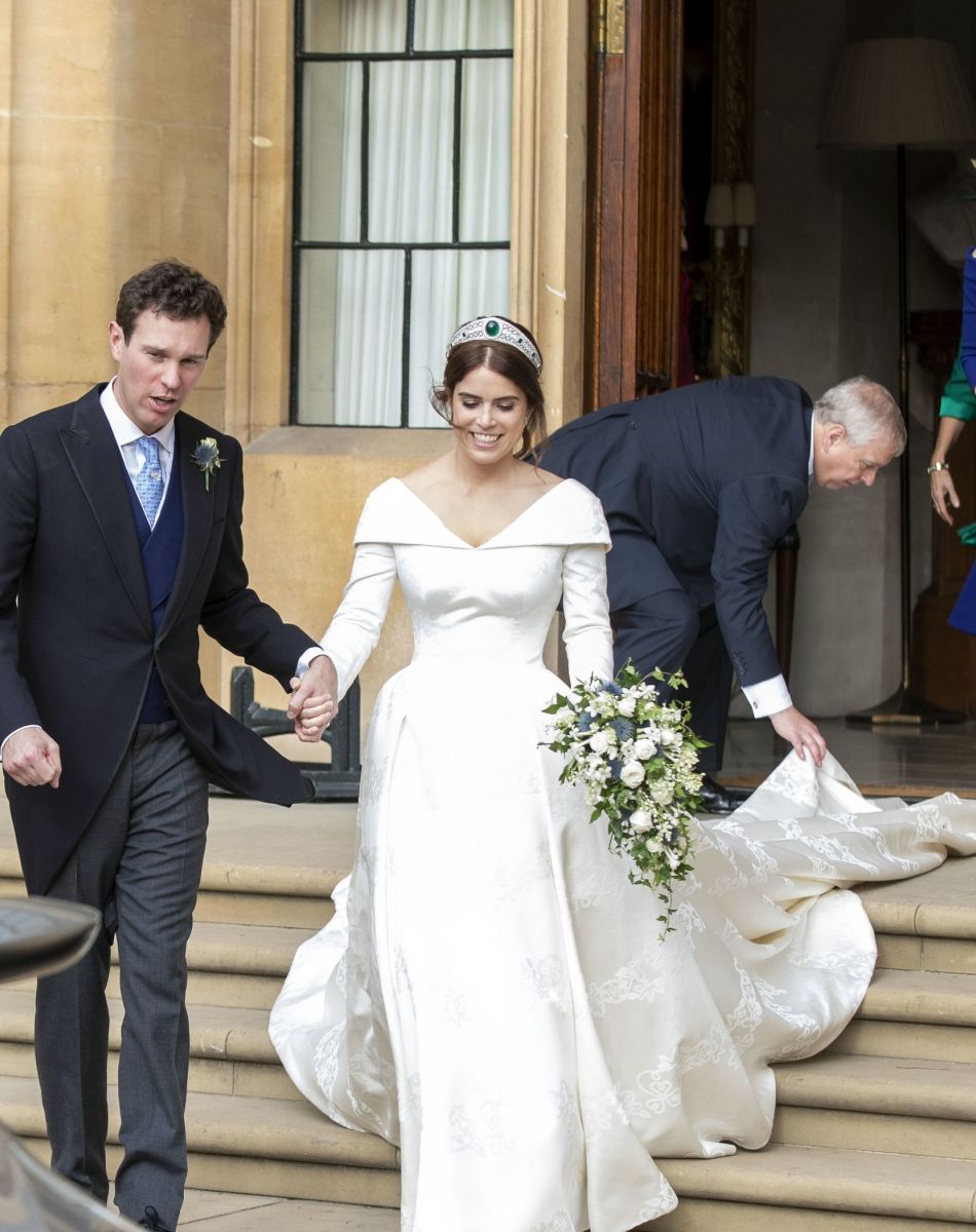 La princesse Eugénie et son mari Jack Brooksbank quittent le château de Windsor après leur mariage à bord d'une Aston Martin le 12 octobre 2018 sous le regard de ses parents le prince Andrew, duc d'York, Sarah Ferguson, duchesse d'York et de sa soeur la princesse Béatrice.