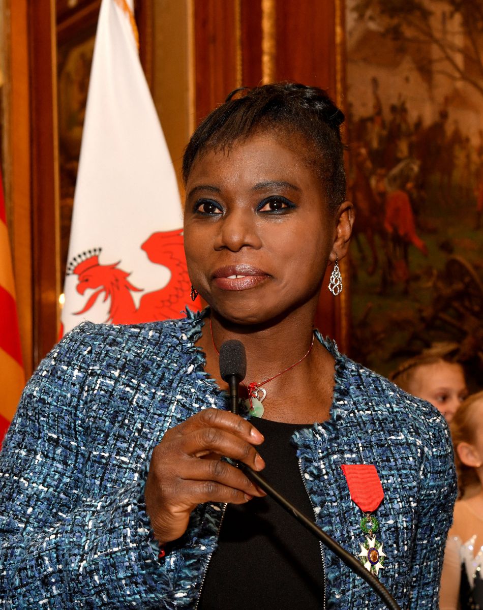 Exclusif - Surya Bonaly a reçu par Christian Estrosi, le maire de Nice, les Insignes de Chevalier dans l'Ordre de la Légion d'Honneur dans les salons du Musée Masséna à Nice le 13 décembre 2019. Née en 1973 à Nice, Surya Bonaly affiche l'un des plus beaux palmarès du patinage artistique français. Surya Bonaly n'a pu retenir quelques larmes lors du discours du maire de Nice. © Bruno Bebert / Bestimage