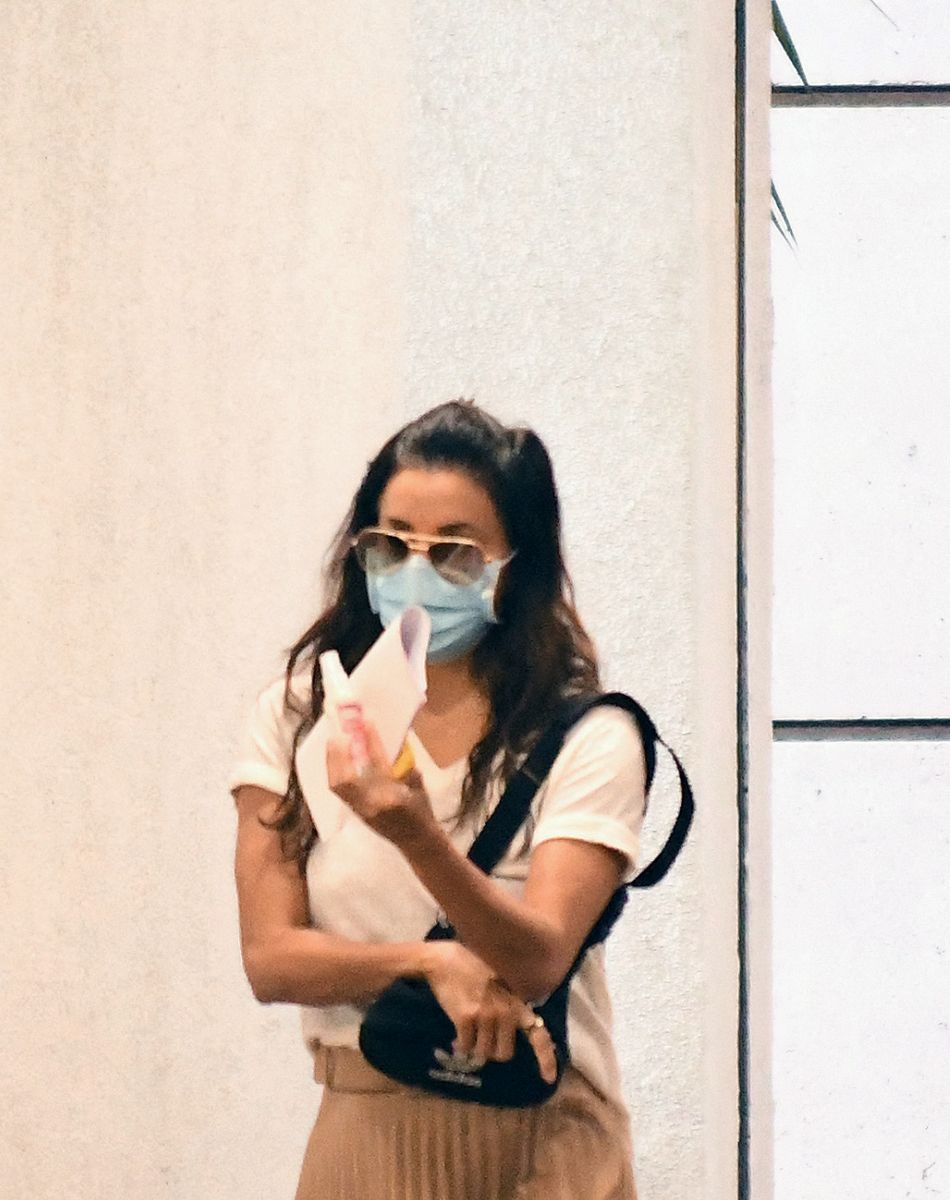 Eva Longoria masquée, robe plissée marron et baskets blanches va faire du shopping à Los Angeles le 9 décembre 2020.