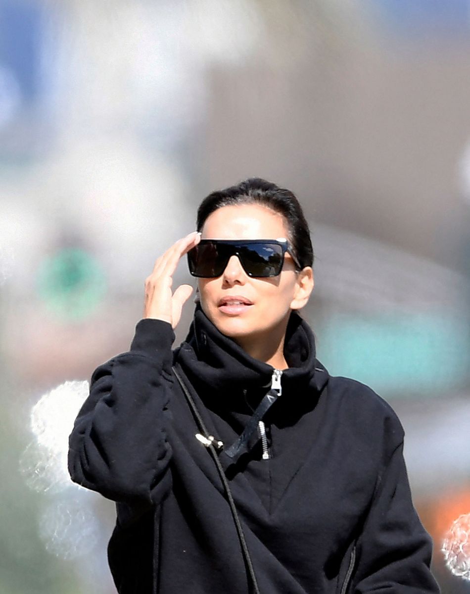 Eva Longoria, son mari Jose Baston et leur fils Santiago s'offrent une balade en extérieur à Los Angeles en pleine épidémie de coronavirus (Covid-19) le 17 mars 2020.
