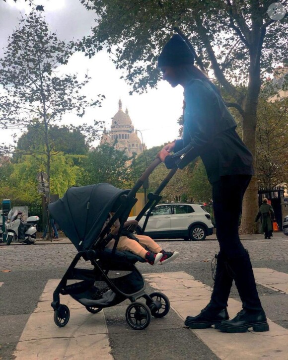 Shy'm et son fils dans les rues de Paris. Octobre 2021