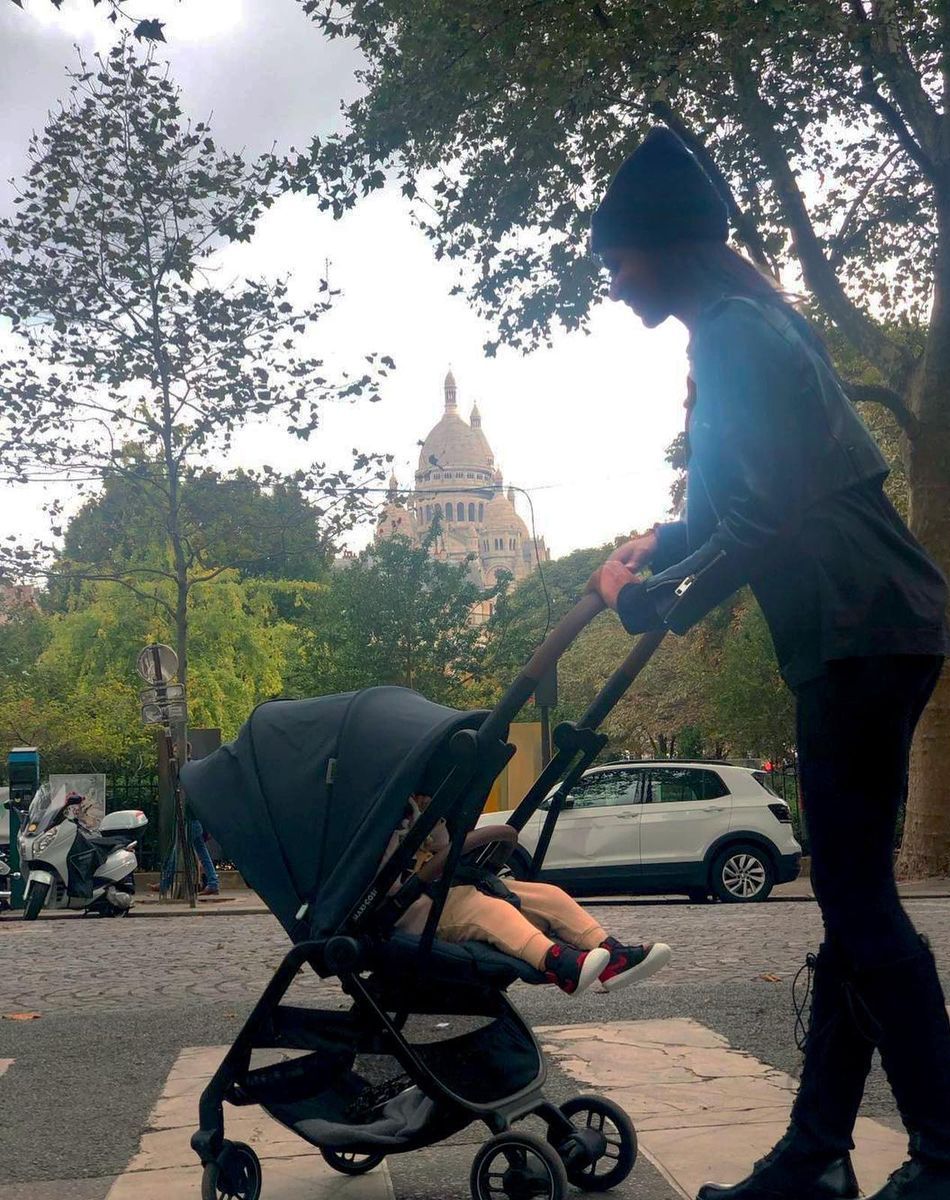 Shy'm et son fils dans les rues de Paris. Octobre 2021
