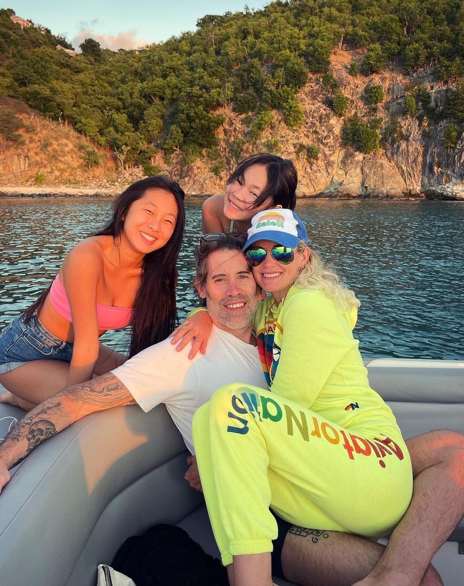 Laeticia Hallyday, ses filles Jade et Joy, et Jalil Lespert à Saint-Barth, sur Instagram en décembre 2020.
