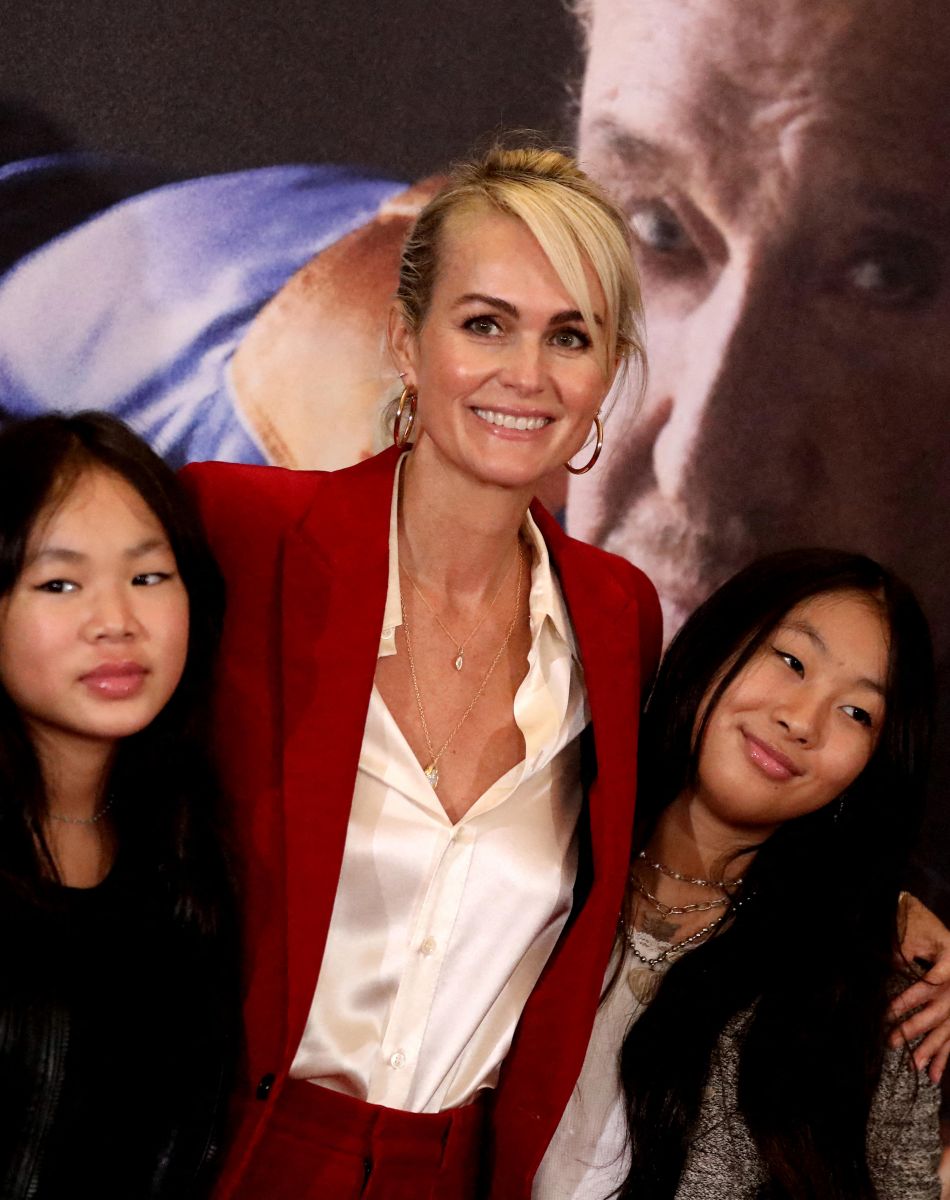 Laeticia Hallyday et ses filles Joy et Jade - Projection au Grand Rex à Paris des documentaires "Johnny USA" et "A nos promesses" à l'occasion de la Journée Spéciale Johnny, son rêve américain. © Jacovides-Moreau / Bestimage