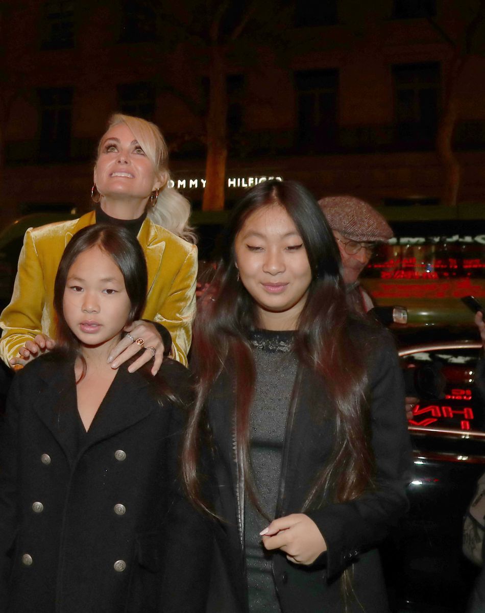 Laeticia Hallyday et ses filles Jade et Joy arrivent à la soirée "Johnny Hallyday, Un soir à l'Olympia" à Paris le 1er décembre 2019.