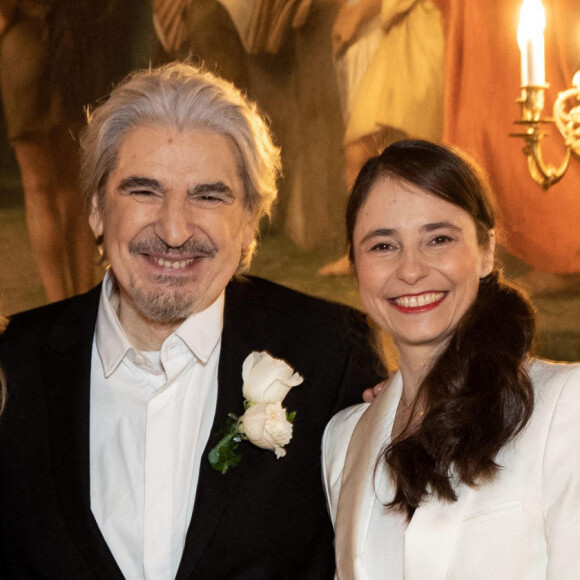 Exclusif - Serge Lama et Luana Santonino entourés du fils de Serge Lama, Frédéric et sa femme Léa - Mariage de Serge Lama et Luana Santonino à la mairie du 7ème arrondissement de Paris. Rachida Dati, Maire du 7ème a célébré le mariage. © Cyril Moreau/Bestimage