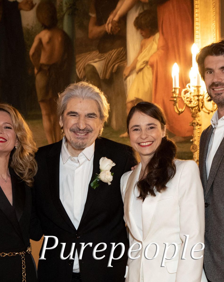 Exclusif - Serge Lama et Luana Santonino entourés du fils de Serge Lama, Frédéric et sa femme Léa - Mariage de Serge Lama et Luana Santonino à la mairie du 7ème arrondissement de Paris. Rachida Dati, Maire du 7ème a célébré le mariage. © Cyril Moreau/Bestimage