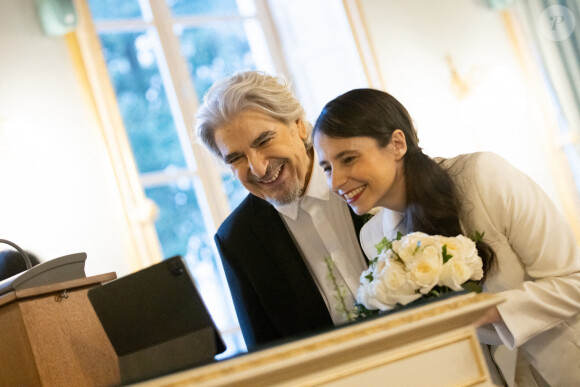 Exclusif - Mariage de Serge Lama et Luana Santonino à la mairie du 7ème arrondissement de Paris, le 11 février 2021. © Cyril Moreau/Bestimage