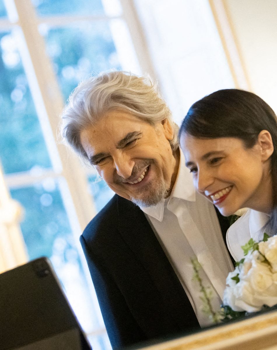 Exclusif - Mariage de Serge Lama et Luana Santonino à la mairie du 7ème arrondissement de Paris, le 11 février 2021. © Cyril Moreau/Bestimage