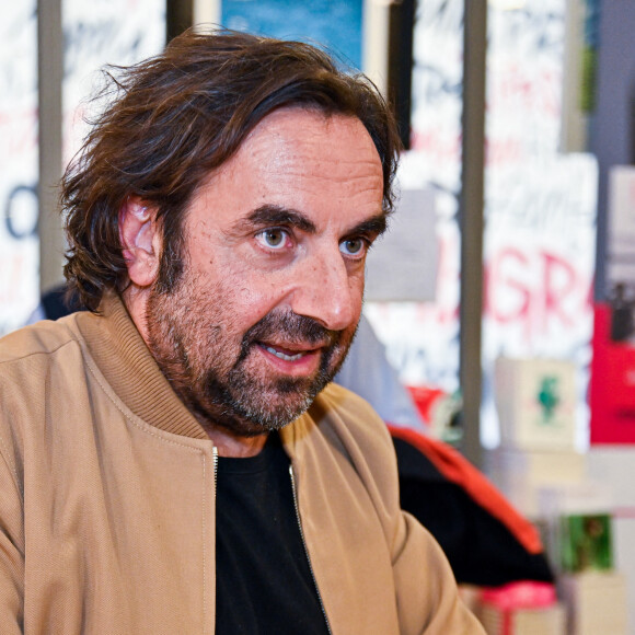 André Manoukian dédicace son livre "Sur les routes de la musique" à la librairie Filigranes à Bruxelles le 13 octobre 2021. © Frédéric Andrieu / Bestimage