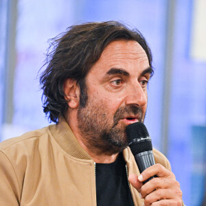 André Manoukian dédicace son livre "Sur les routes de la musique" à la librairie Filigranes à Bruxelles le 13 octobre 2021. © Frédéric Andrieu / Bestimage