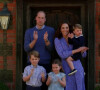 Le prince William, duc de Cambridge, Kate Middleton, duchesse de Cambridge et leurs enfants  le prince George, la princesse Charlotte et le prince Louis applaudissent les travailleurs indispensables pendant l'épidémie de coronavirus (COVID-19) le 23 avril 2020. 