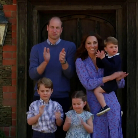 Le prince William, duc de Cambridge, Kate Middleton, duchesse de Cambridge et leurs enfants  le prince George, la princesse Charlotte et le prince Louis applaudissent les travailleurs indispensables pendant l'épidémie de coronavirus (COVID-19) le 23 avril 2020. 