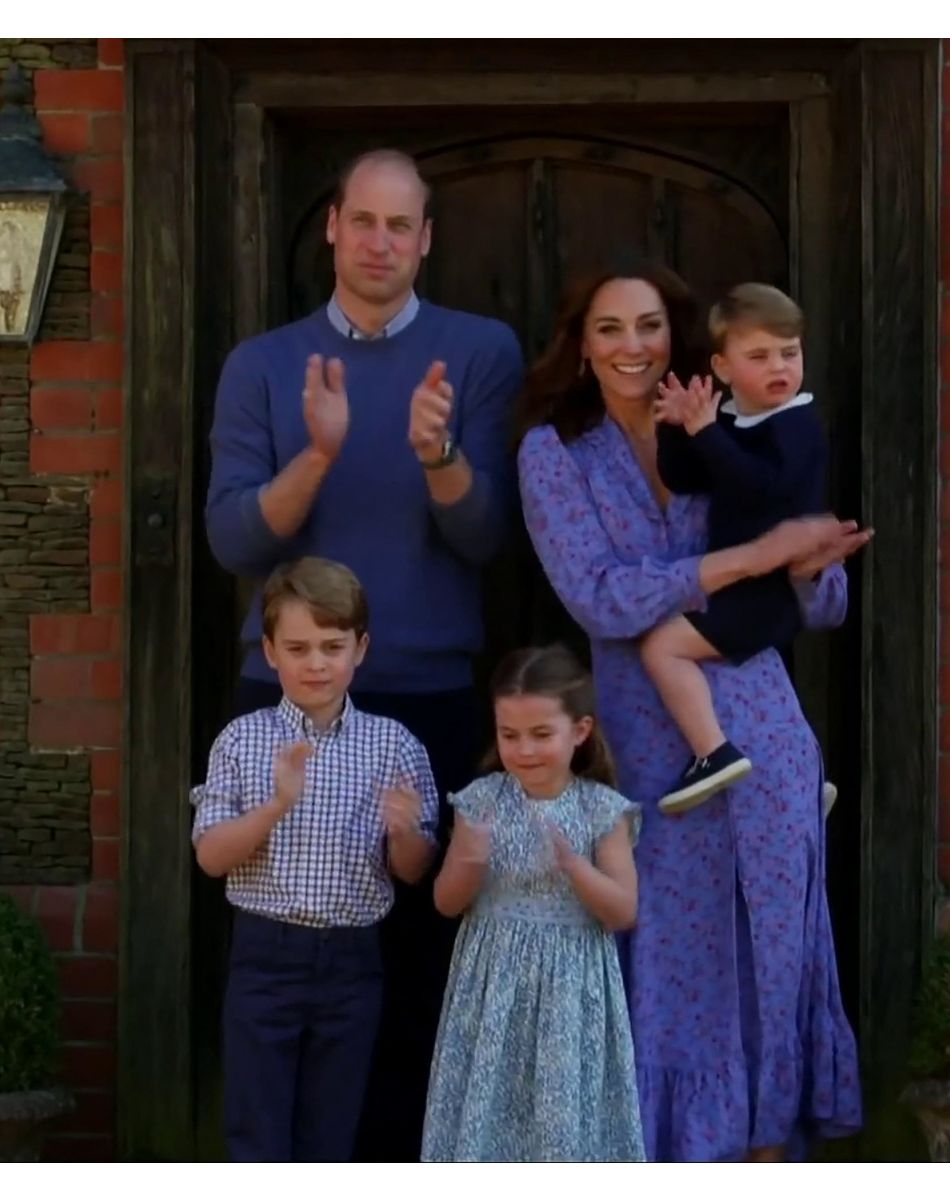 Le prince William, duc de Cambridge, Kate Middleton, duchesse de Cambridge et leurs enfants le prince George, la princesse Charlotte et le prince Louis applaudissent les travailleurs indispensables pendant l'épidémie de coronavirus (COVID-19) le 23 avril 2020.
