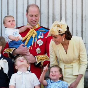 Le prince William et Kate Middleton, le prince George de Cambridge, la princesse Charlotte de Cambridge, le prince Louis de Cambridge au balcon du palais de Buckingham lors de la parade Trooping the Colour, célébrant le 93ème anniversaire de la reine Elisabeth II, Londres.
