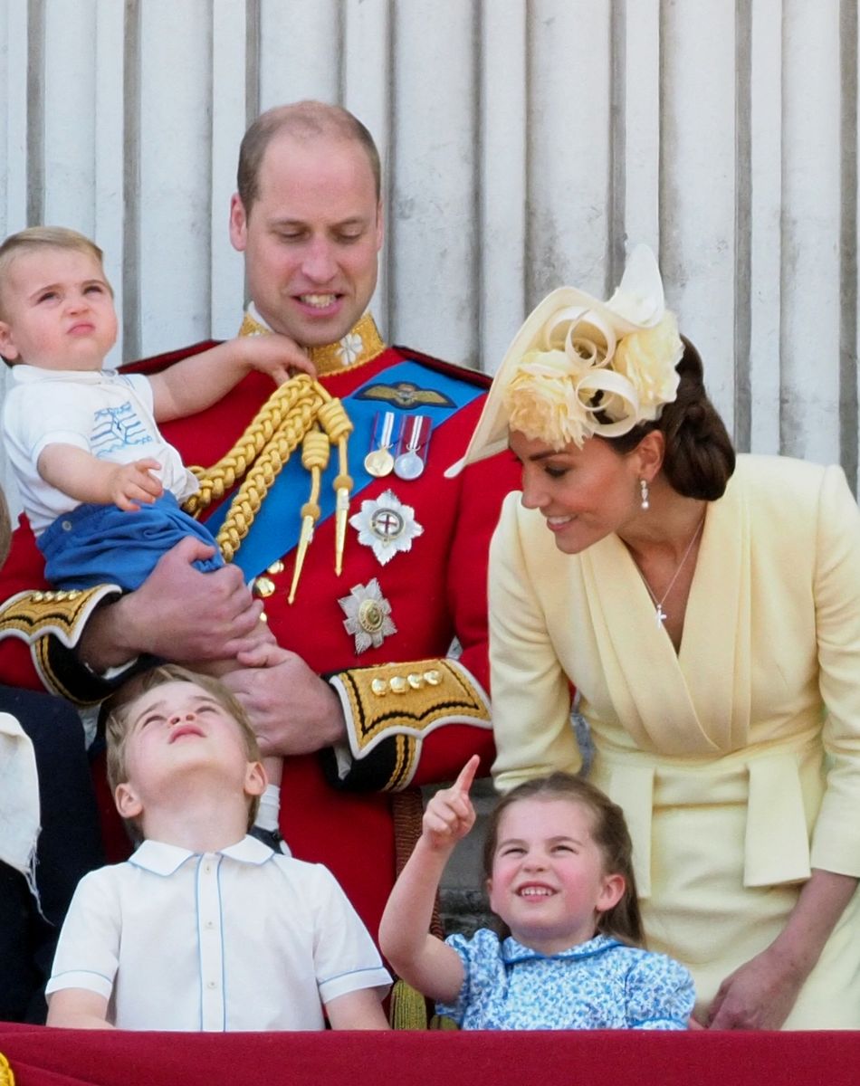 Le prince William et Kate Middleton, le prince George de Cambridge, la princesse Charlotte de Cambridge, le prince Louis de Cambridge au balcon du palais de Buckingham lors de la parade Trooping the Colour, célébrant le 93ème anniversaire de la reine Elisabeth II, Londres.