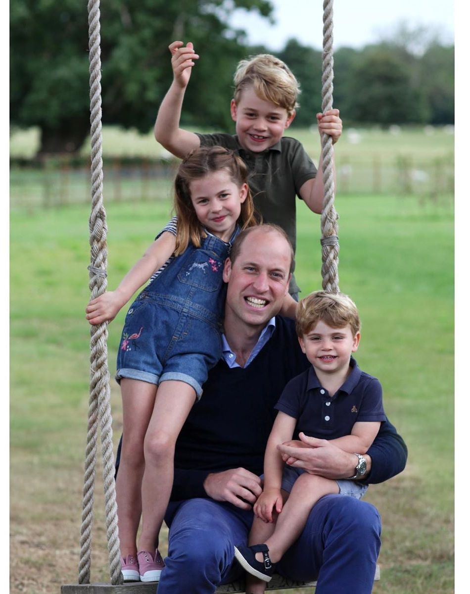 Le prince William et ses trois enfants, le prince George, la princesse Charlotte et le prince Louis, sur Instagram le 21 juin 2020. La photo a été prise par Kate Middleton en juin 2020 dans leur maison d'Anmer Hall, dans le Norfolk.