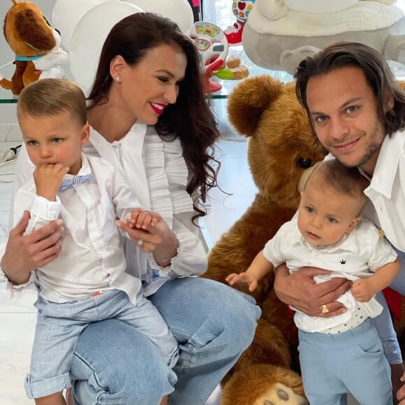 Julie Ricci et Pierre-Jean Cabrières avec leurs enfant Gianni et Giovann, avril 2021