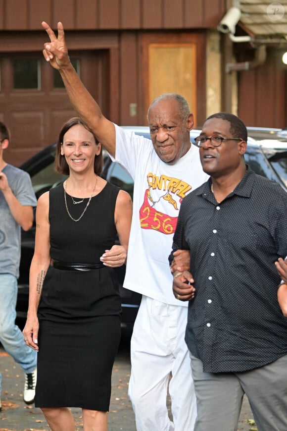 L'acteur Bill Cosby, accompagné de son avocate, est de retour à son domicile à Elkins Park, après sa libération suite à l'annulation de sa condamnation. Le 30 juin 2021
