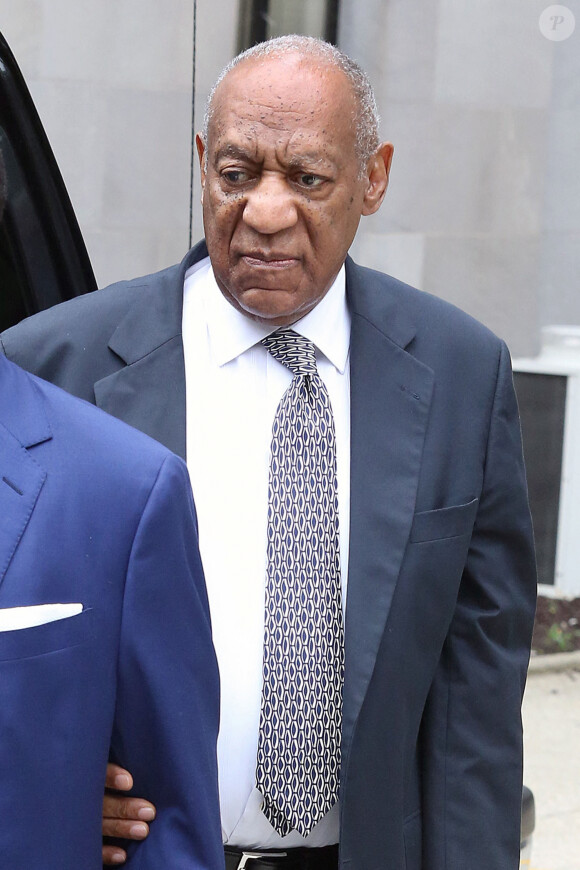 Bill Cosby arrive au tribunal de Montgomery County, le 10ème jour de son procès pour agression sexuelle, à Norristown, le 16 juin 2017.