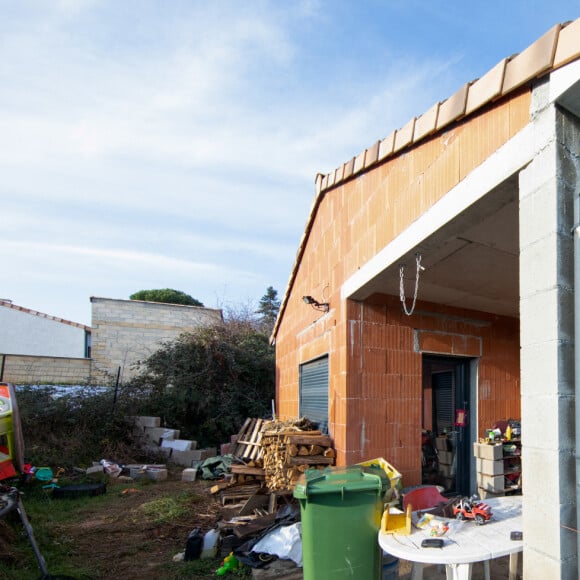 La maison en construction de Delphine Jubillar (Aussaguel) , disparue sans laisser de traces depuis le 16 décembre 2020 à Cagnac les Mines dans le Tarn. Un gendarme et une équipe du service des eaux ont mené des investigations pour chercher des traces dans le réseau raccordé à la maison. Le 7 janvier 2021  © Frédéric Maligne / Bestimage