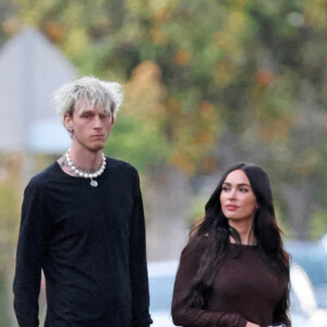 Machine Gun Kelly (MGK) va rencontrer la famille de Megan Fox lors d'une remise de prix à l'université à Sherman Oaks le 5 juin 2021.