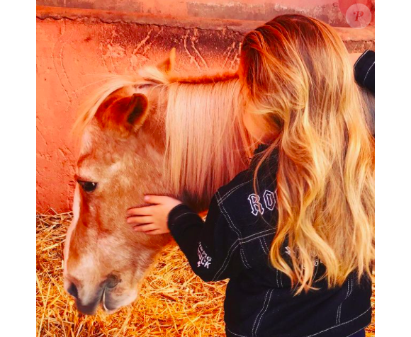 Giulia Sarkozy et son poney - Photo publiée sur le compte Instagram de Carla Bruni-Sarkozy