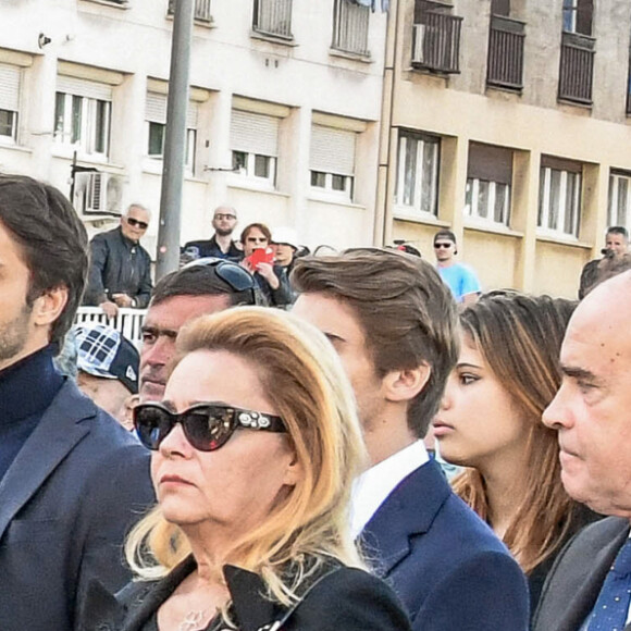 Sophie Tapie, Dominique Tapie, Nathalie Michaux Tapie (fille du défunt) et son mari Stéphane Michaux - Les marseillais et la famille accompagnent Bernard Tapie jusqu'à la Cathédrale La Major à Marseille le 8 octobre 2021. © Santini / Jacovides / Bestimage