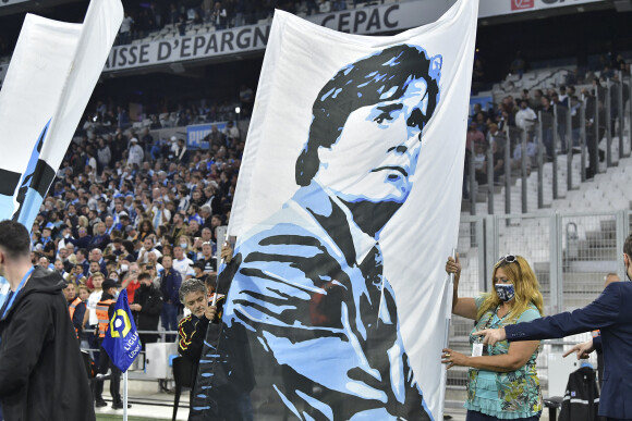 Le stade vélodrome rend hommage à Bernard Tapie avant le match de l'Olympique de Marseille contre Lorient, remporté par l'OM 54-1), le 17 octobre 2021. Bernard Tapie est décédé le 3 octobre 2021. © Mao / Panoramic / Bestimage 