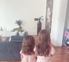 Amel Bent filme ses filles Hana et Sofia en train de chanter.