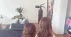Amel Bent filme ses filles Hana et Sofia en train de chanter.
