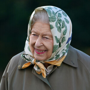 La reine Elizabeth II d'Angleterre lance le début de la saison de plantation officielle du Queen's Green Canopy (QGC) au domaine de Balmoral, Royaume Uni, le 1er octobre 2021. 