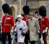 La reine Elizabeth et son mari le prince Philip passent en revue leurs troupes, dont les Coldstream Guards, à Windsor en 2012.