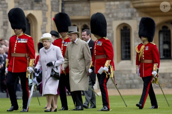 La reine Elizabeth et son mari le prince Philip passent en revue leurs troupes, dont les Coldstream Guards, à Windsor en 2012.
